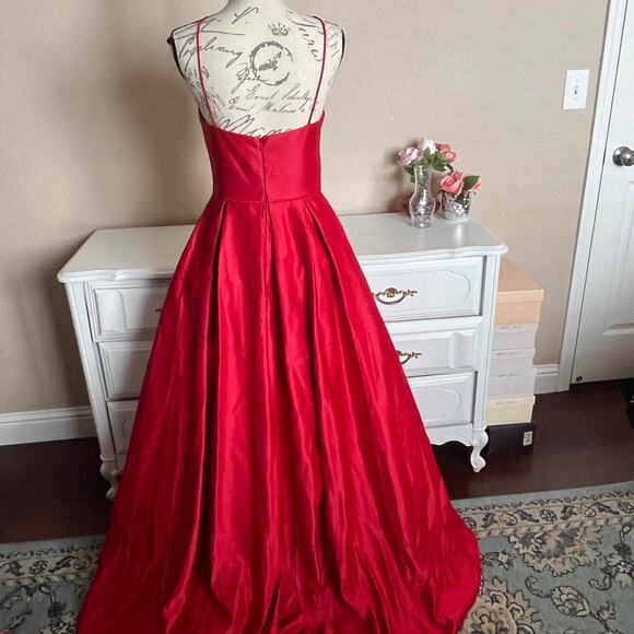 Red ball gown - Picture 5 of 7